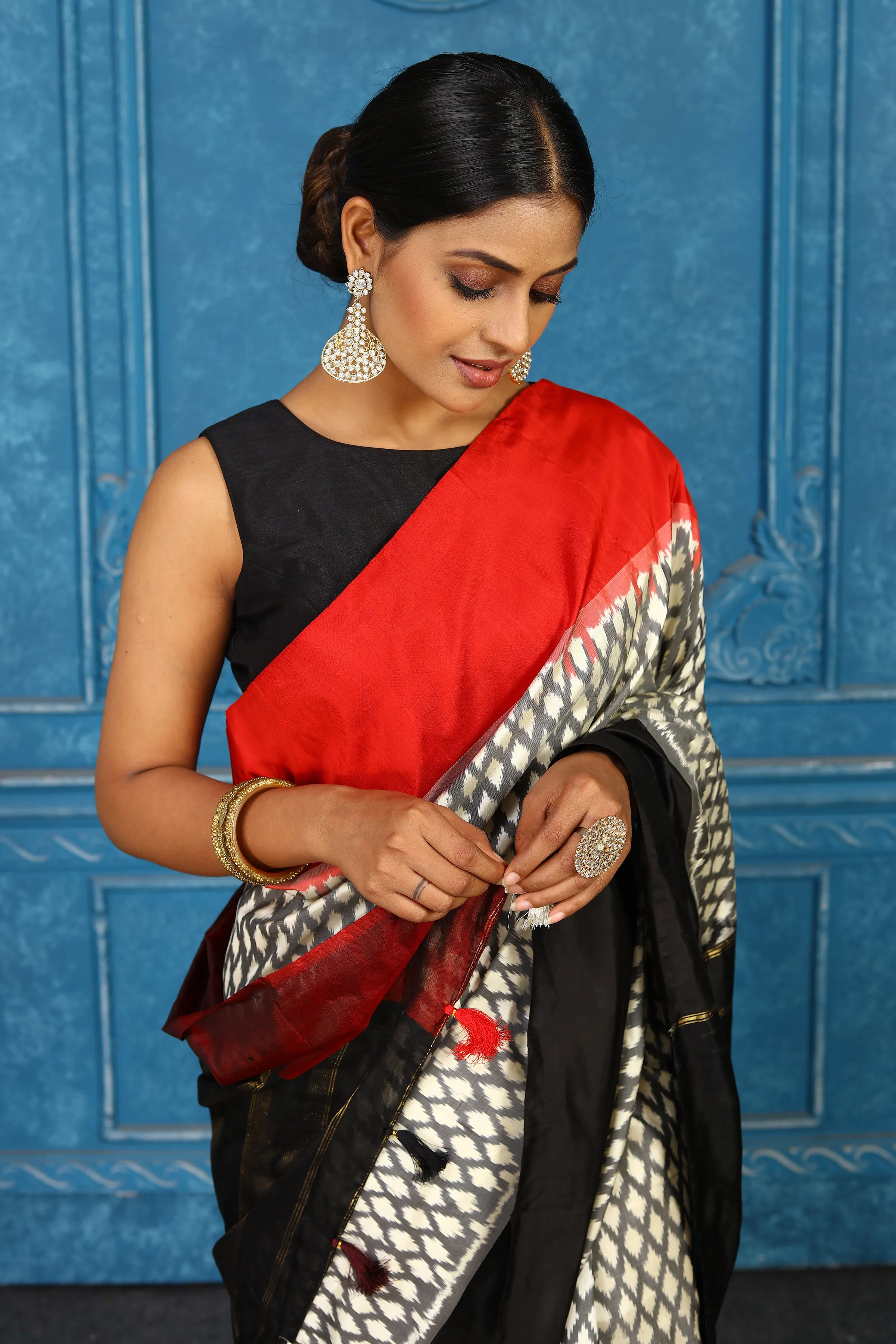 91A422 Off-White and Grey Pochampalli Ikkat Saree With Red Black Border