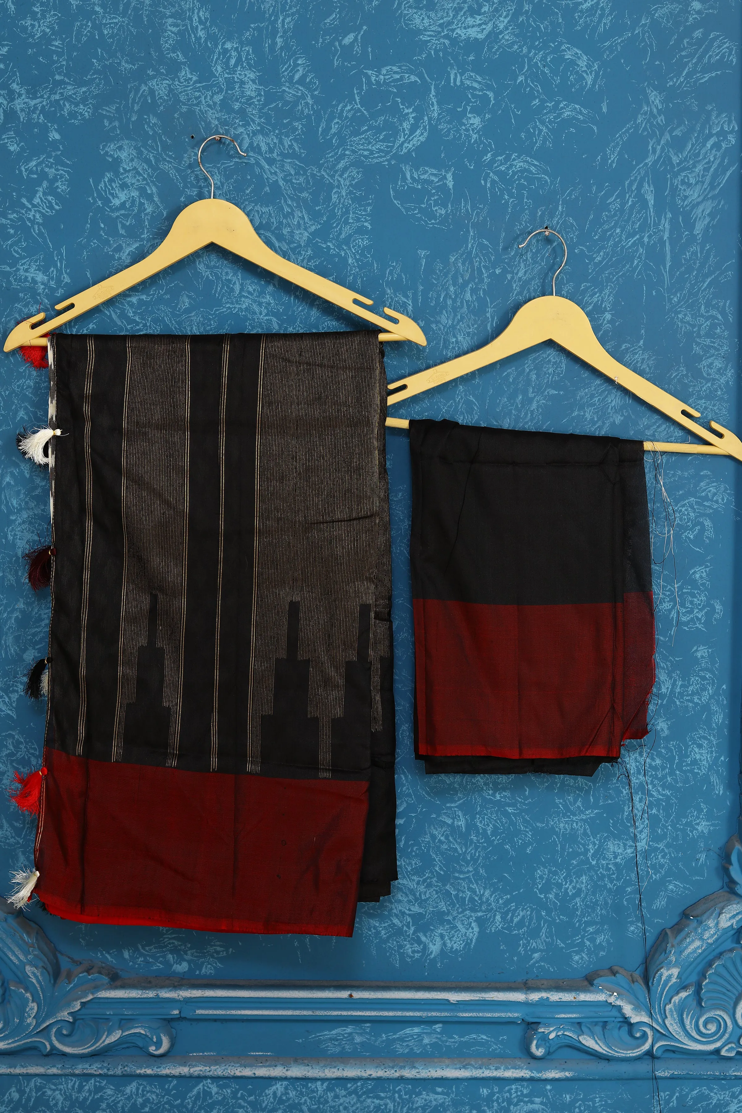 91A422 Off-White and Grey Pochampalli Ikkat Saree With Red Black Border