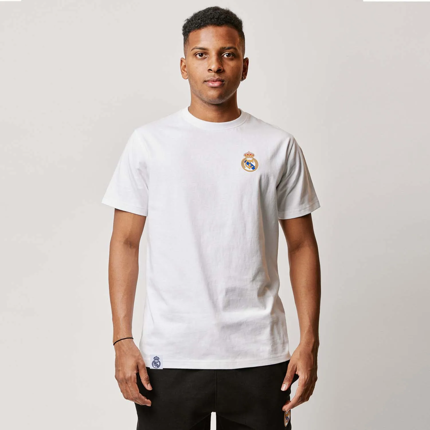 Camiseta Blanca Hombre Escudo Color Essentials