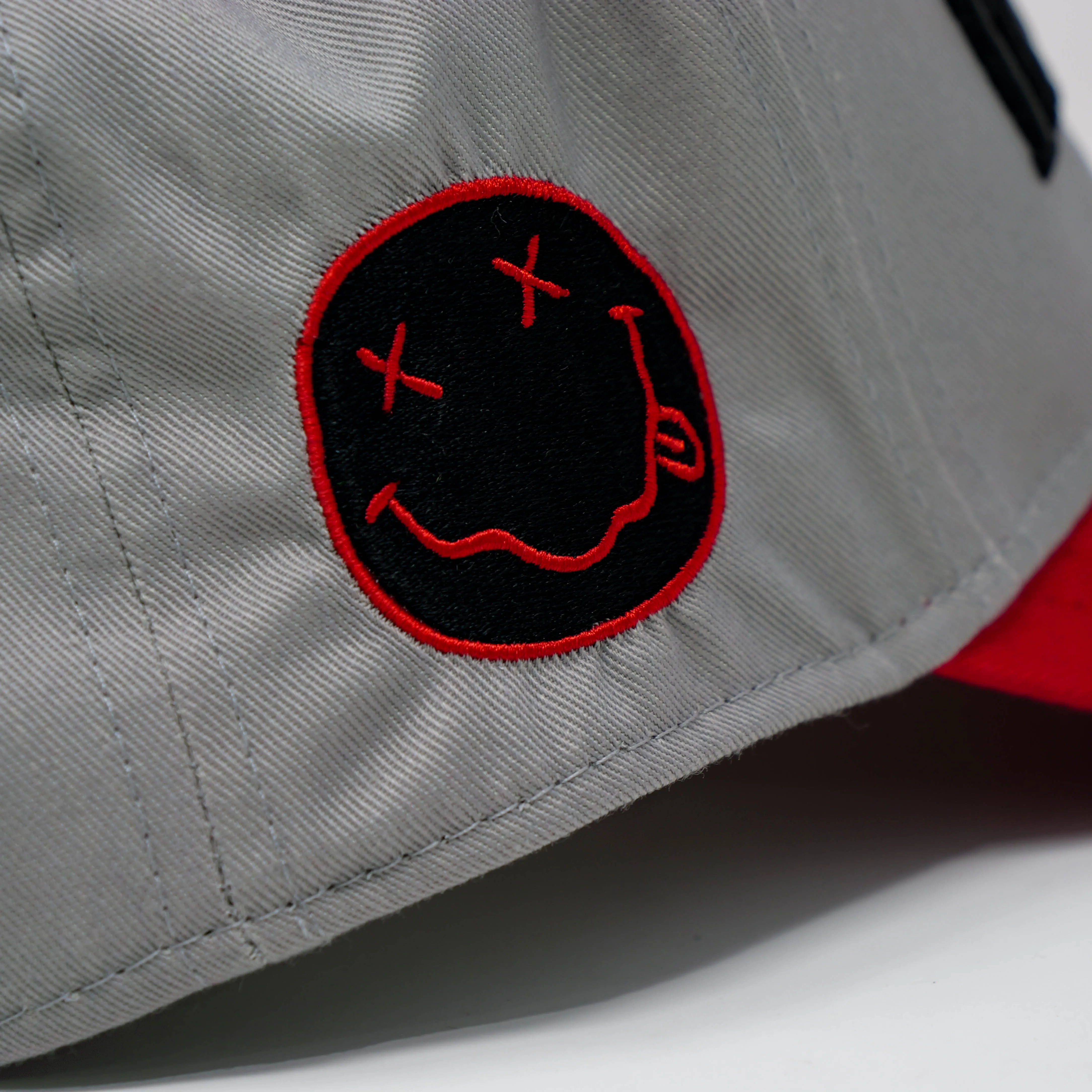 PARANOIA HAT RED/GREY