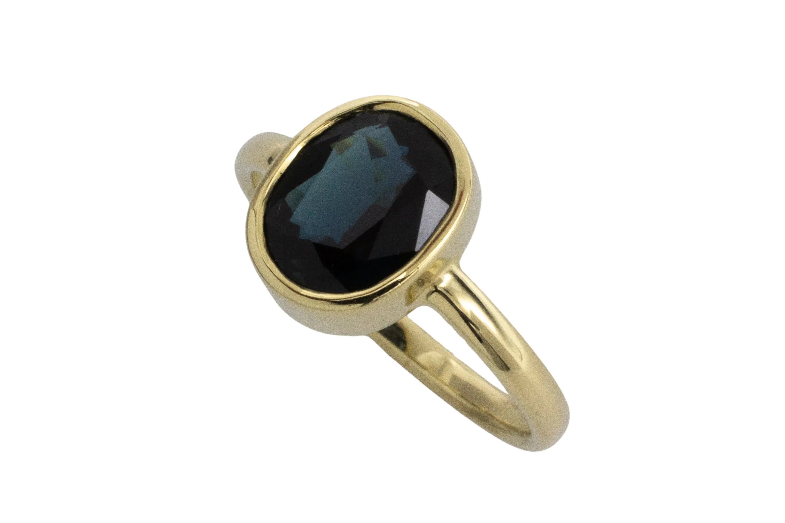 Sapphire ring in 14 carat gold