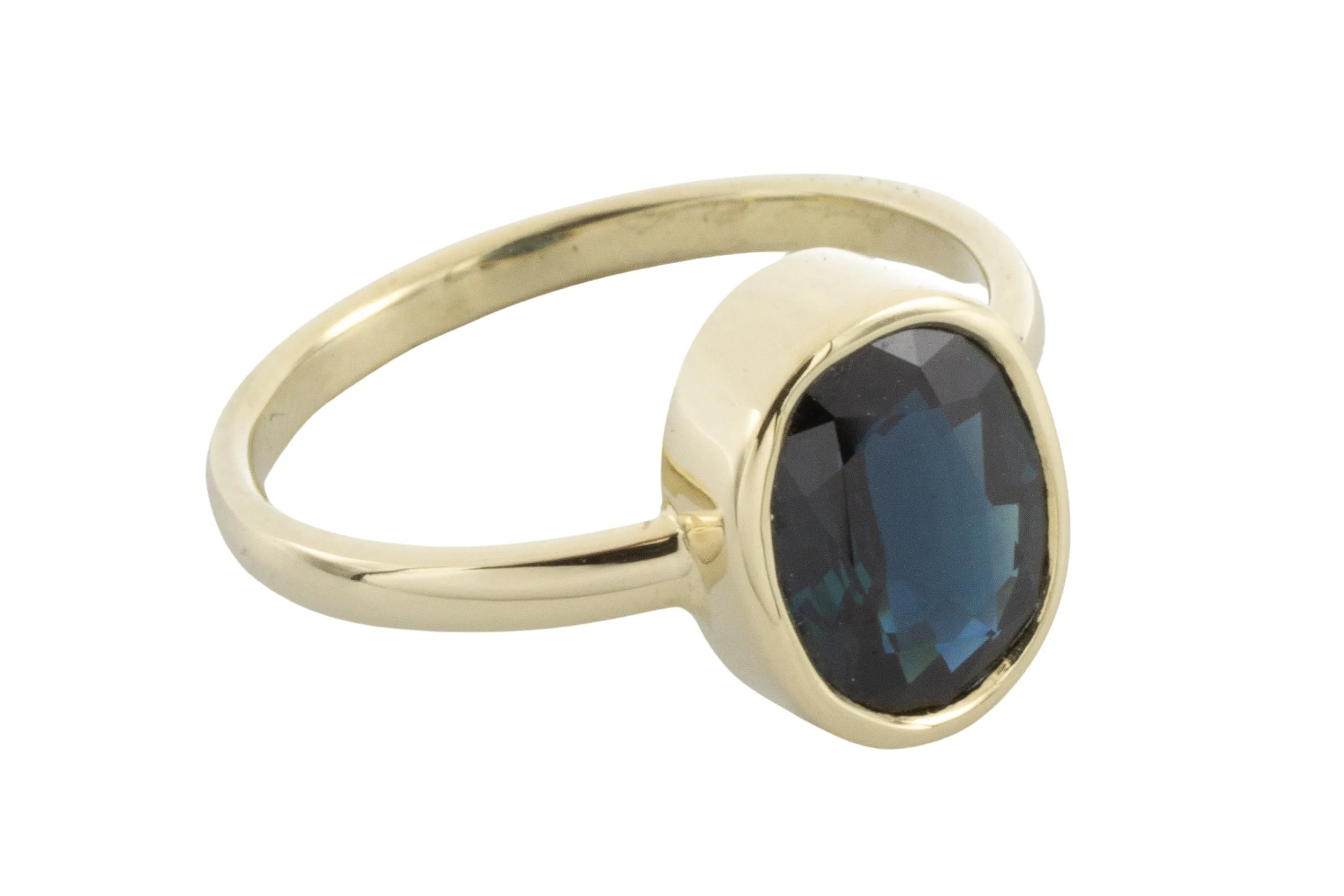 Sapphire ring in 14 carat gold